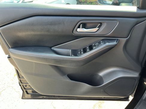 Used 2025 Nissan Rogue SV FWD image 18