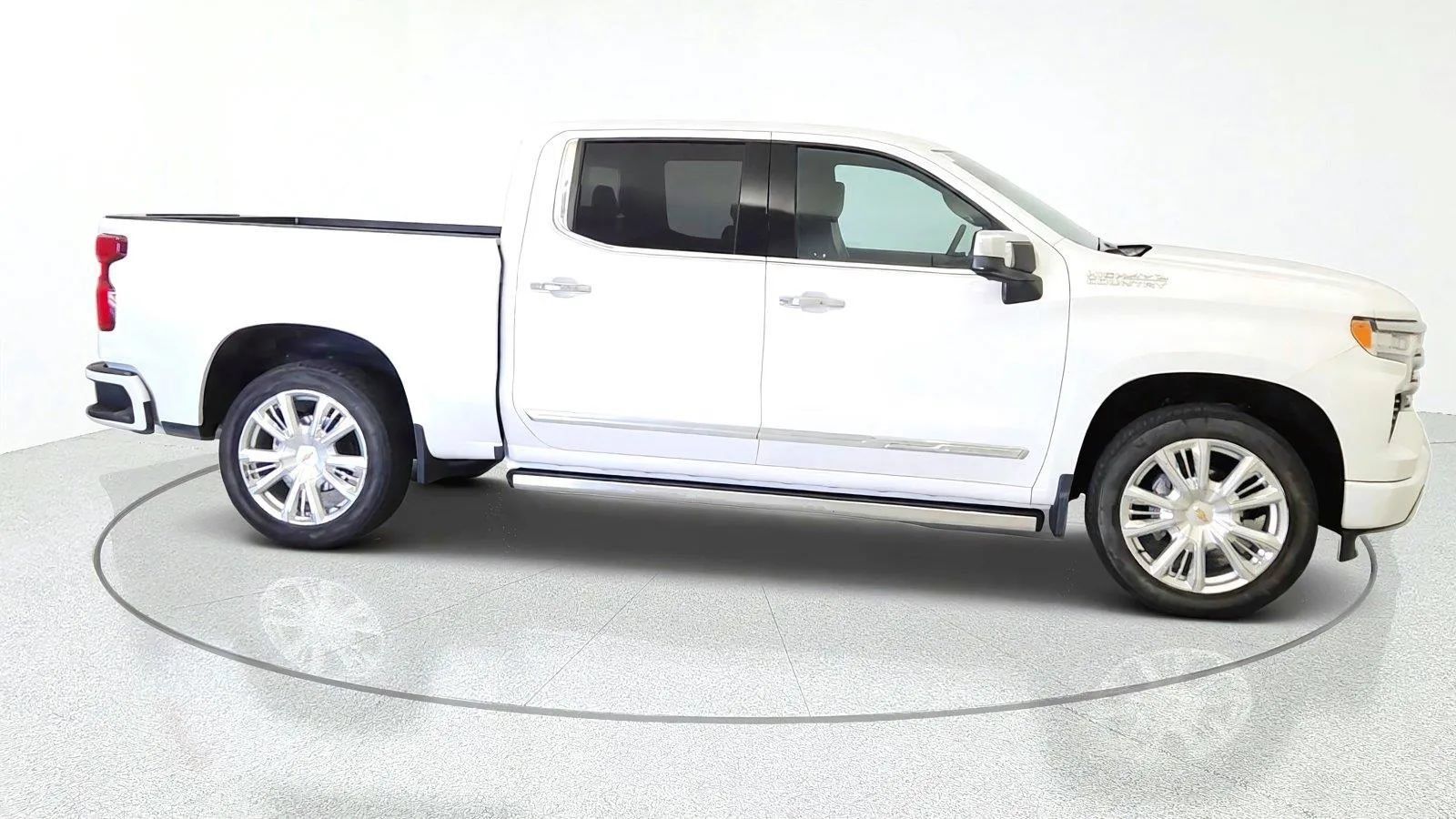 Used 2023 Chevrolet Silverado 1500 High Country w/ High Country Premium Package AWD/4WD image 10
