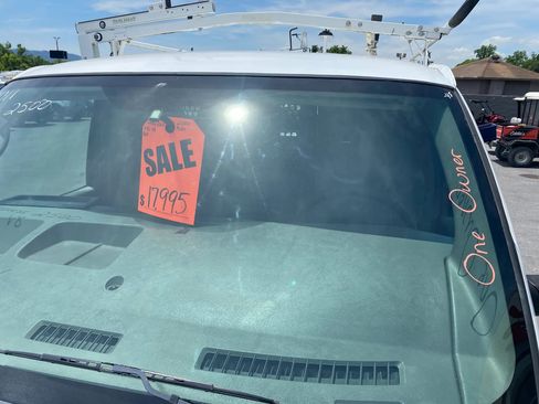 Used 2011 Chevrolet Express 2500 RWD image 4