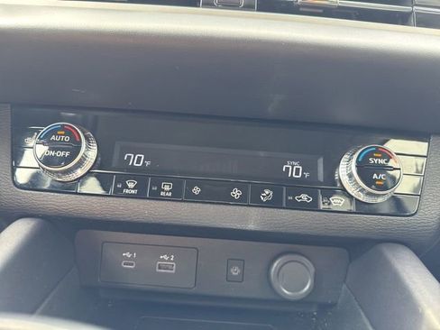 Used 2025 Mitsubishi Outlander SE image 18