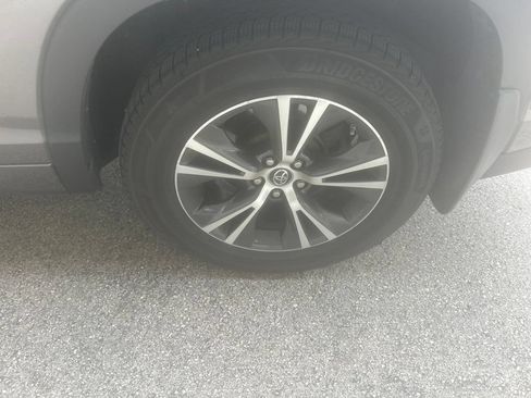 Used 2018 Toyota Highlander Plus AWD/4WD image 14