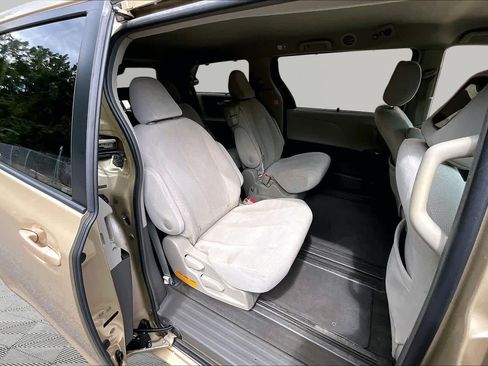 Used 2012 Toyota Sienna LE w/ Towing Pkg FWD image 20
