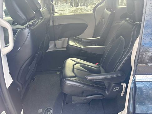 Used 2023 Chrysler Pacifica Touring-L image 10