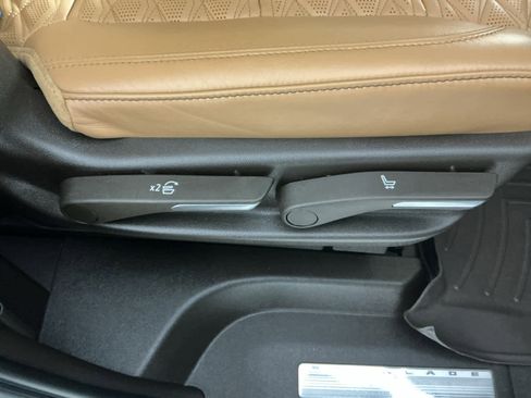 Used 2022 Cadillac Escalade Premium Luxury image 17