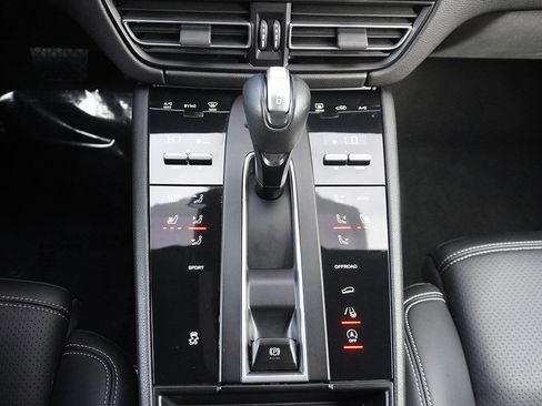 Used 2022 Porsche Macan image 55