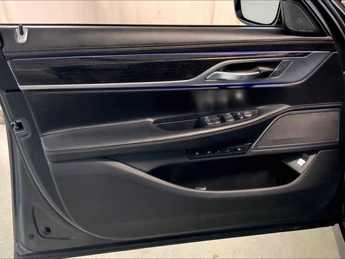 Used 2022 BMW ALPINA B7 xDrive w/ Luxury Rear Seating Package image 21