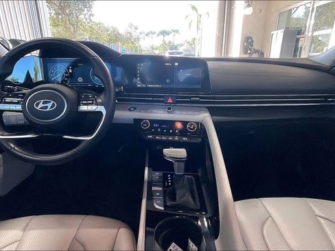 Used 2025 Hyundai Elantra Limited image 6