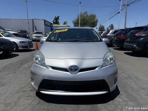 Used 2015 Toyota Prius Two FWD image 2