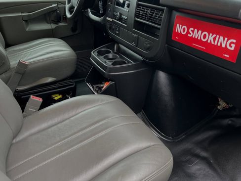 Used 2017 Chevrolet Express 4500 Extended image 13