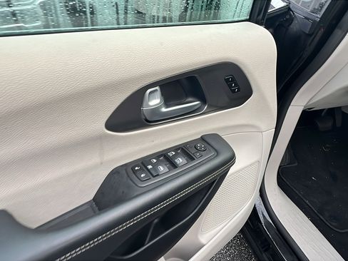 Used 2024 Chrysler Pacifica Touring-L image 15