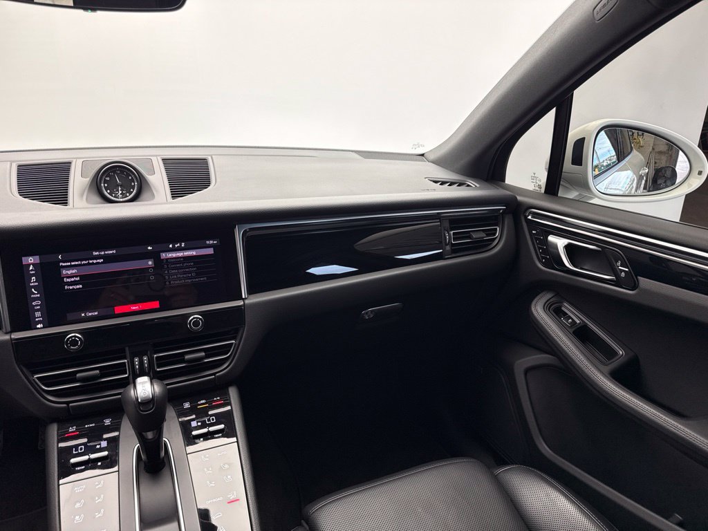 Certified 2024 Porsche Macan AWD/4WD image 29