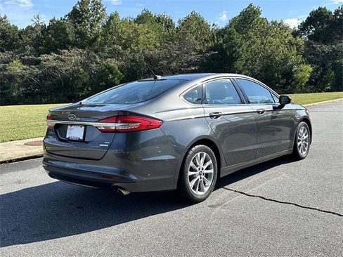Used 2017 Ford Fusion SE w/ Fusion SE Technology Package image 8