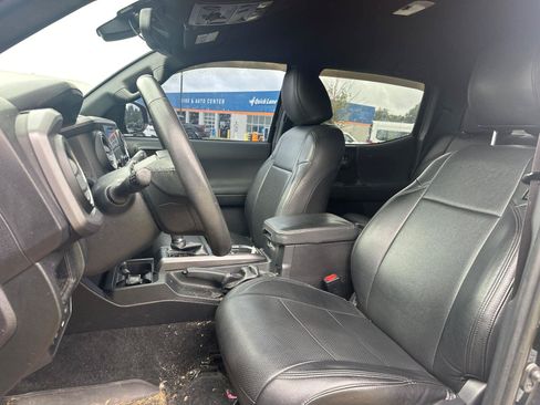 Used 2018 Toyota Tacoma TRD Off-Road AWD/4WD image 3