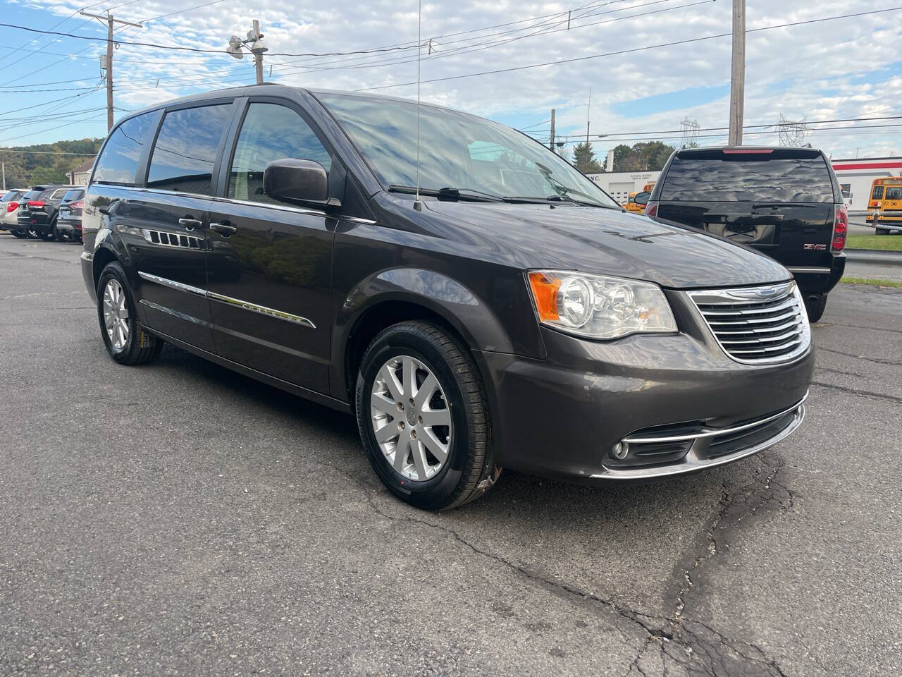 Used 2015 Chrysler Town & Country Touring FWD image 4