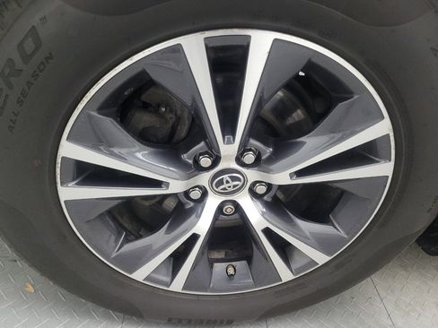 Used 2019 Toyota Highlander SE image 31