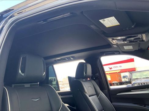 Used 2025 Cadillac Escalade Premium Luxury AWD/4WD image 30