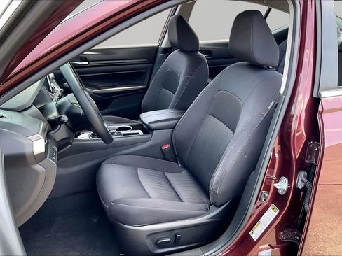 Used 2024 Nissan Altima 2.5 SV FWD image 8