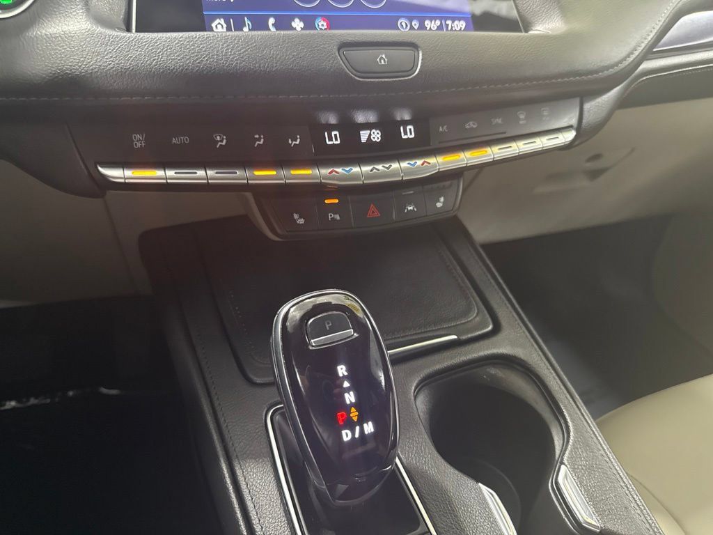 Used 2023 Cadillac XT4 Luxury w/ Cold Weather Package AWD/4WD image 20