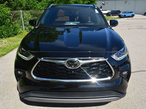Used 2023 Toyota Highlander Platinum AWD/4WD image 2
