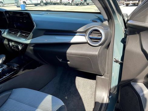Used 2025 Chevrolet Trax LT w/ Sunroof Package FWD image 17