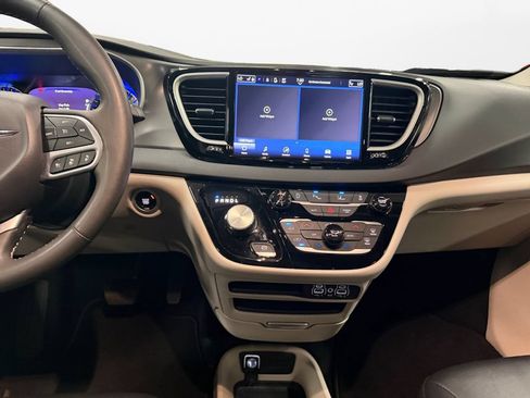 Used 2024 Chrysler Pacifica Touring-L FWD image 10