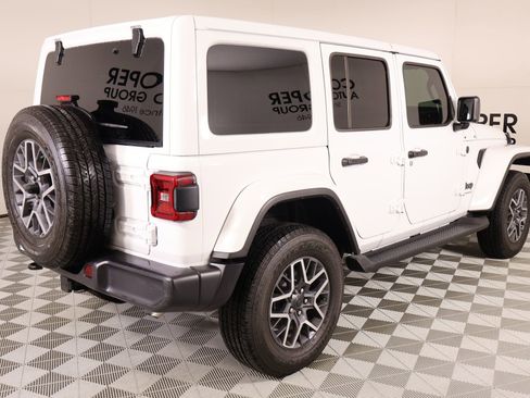 Used 2025 Jeep Wrangler Unlimited Sahara AWD/4WD image 21