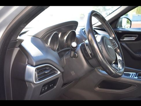 Used 2019 Jaguar F-PACE Premium image 14