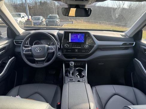 Certified 2024 Toyota Highlander XLE image 17