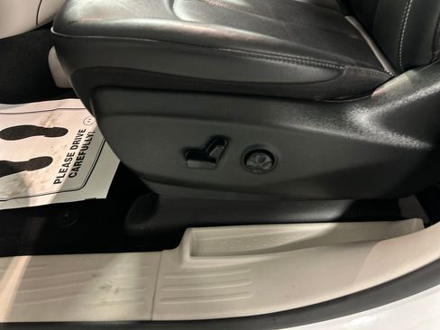 Used 2024 Chrysler Pacifica Touring-L image 13