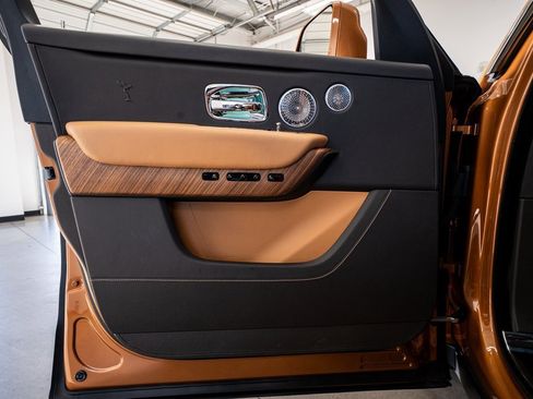 Used 2023 Rolls-Royce Cullinan w/ Cullinan Package image 32