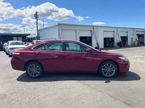Used 2016 Toyota Camry SE w/ Moonroof Package FWD image 8