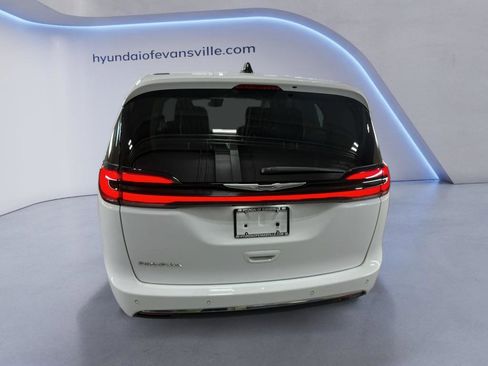 Used 2024 Chrysler Pacifica Touring-L FWD image 3