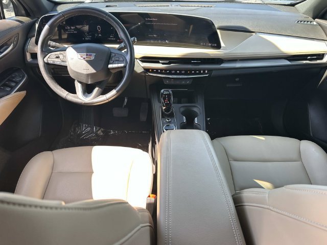 Used 2024 Cadillac XT4 Luxury w/ Cold Weather Package FWD image 16