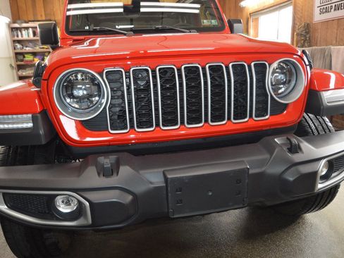 Used 2025 Jeep Wrangler Unlimited Sahara w/ Safety Group image 3