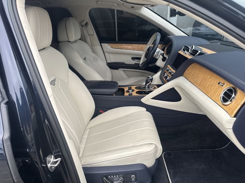Used 2024 Bentley Bentayga Plug-In Hybrid image 2