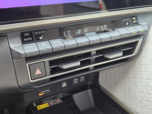 Used 2025 Toyota Camry LE image 24