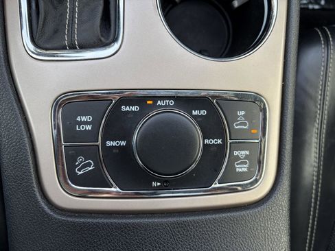 Used 2017 Jeep Grand Cherokee Overland image 16