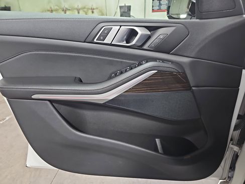 Used 2021 BMW X5 xDrive40i w/ M Sport Package image 29