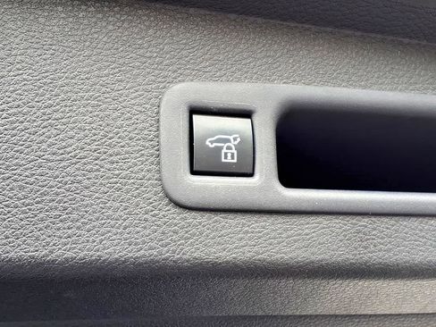 Used 2025 Toyota Sienna XLE image 11