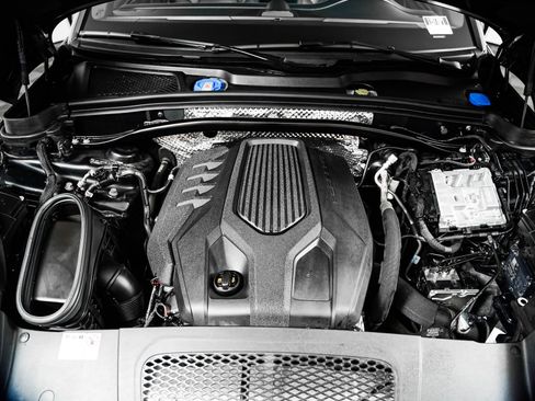 Certified 2024 Porsche Macan AWD/4WD image 12