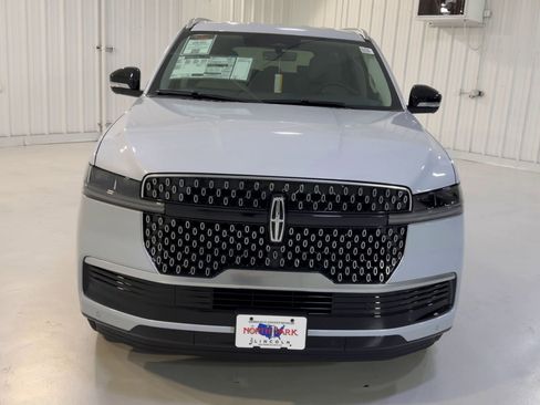 New 2026 Lincoln Navigator L Premier AWD/4WD image 4