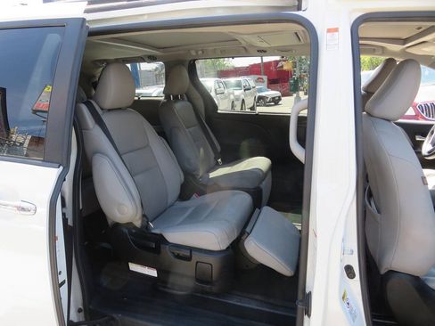 Used 2016 Toyota Sienna Limited Premium FWD image 22