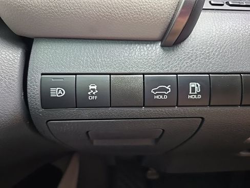 Used 2019 Toyota Camry LE FWD image 21