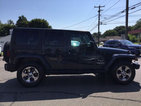 Used 2017 Jeep Wrangler Unlimited Sahara w/ Connectivity Group AWD/4WD image 7