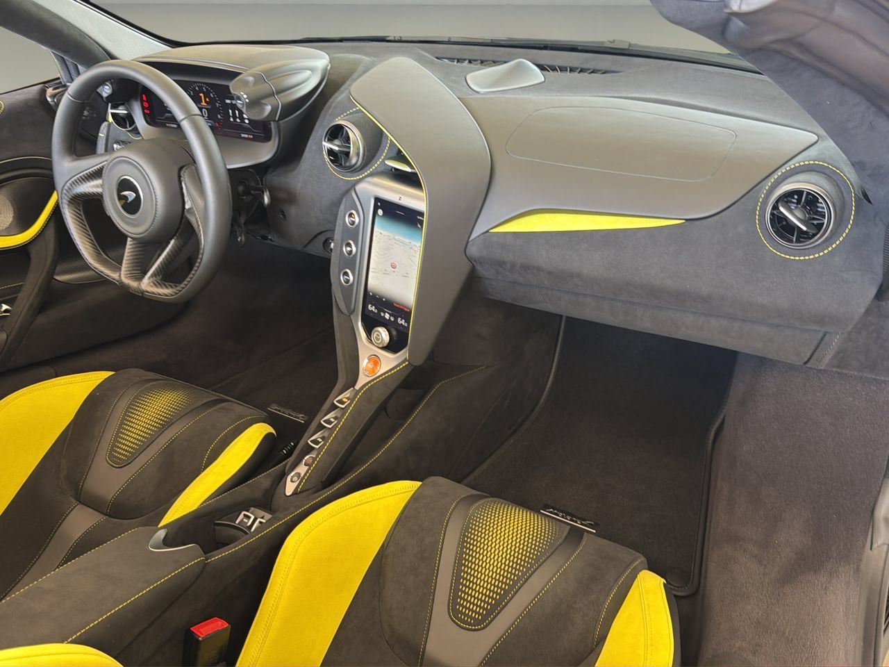 Used 2025 McLaren 750S Spider RWD image 25