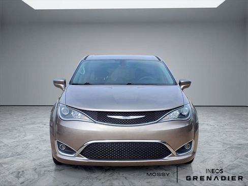 Used 2018 Chrysler Pacifica Touring Plus w/ Tire & Wheel Group image 2