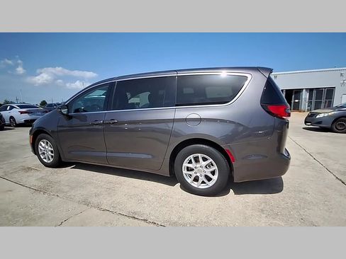 Used 2023 Chrysler Pacifica Touring-L FWD image 48