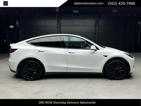 Used 2022 Tesla Model Y Long Range image 6