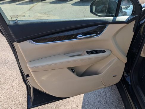 Used 2017 Cadillac XT5 FWD image 11