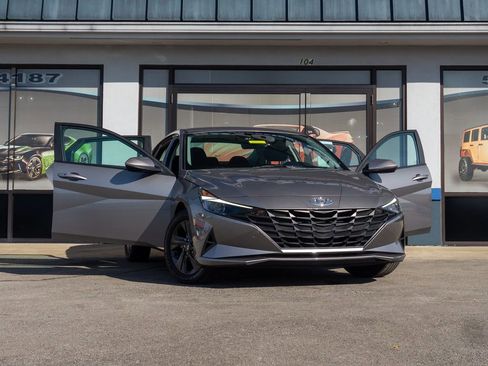 Used 2023 Hyundai Elantra SEL image 12